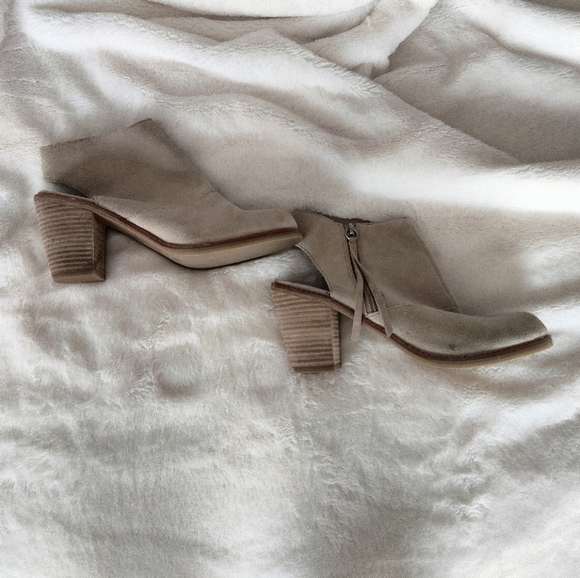 Dolce Vita Beige Clogs - Picture 4 of 6